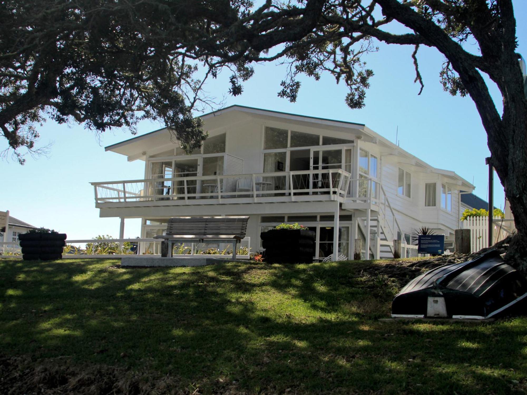 Hananui Lodge And Apartments Russell Exterior photo