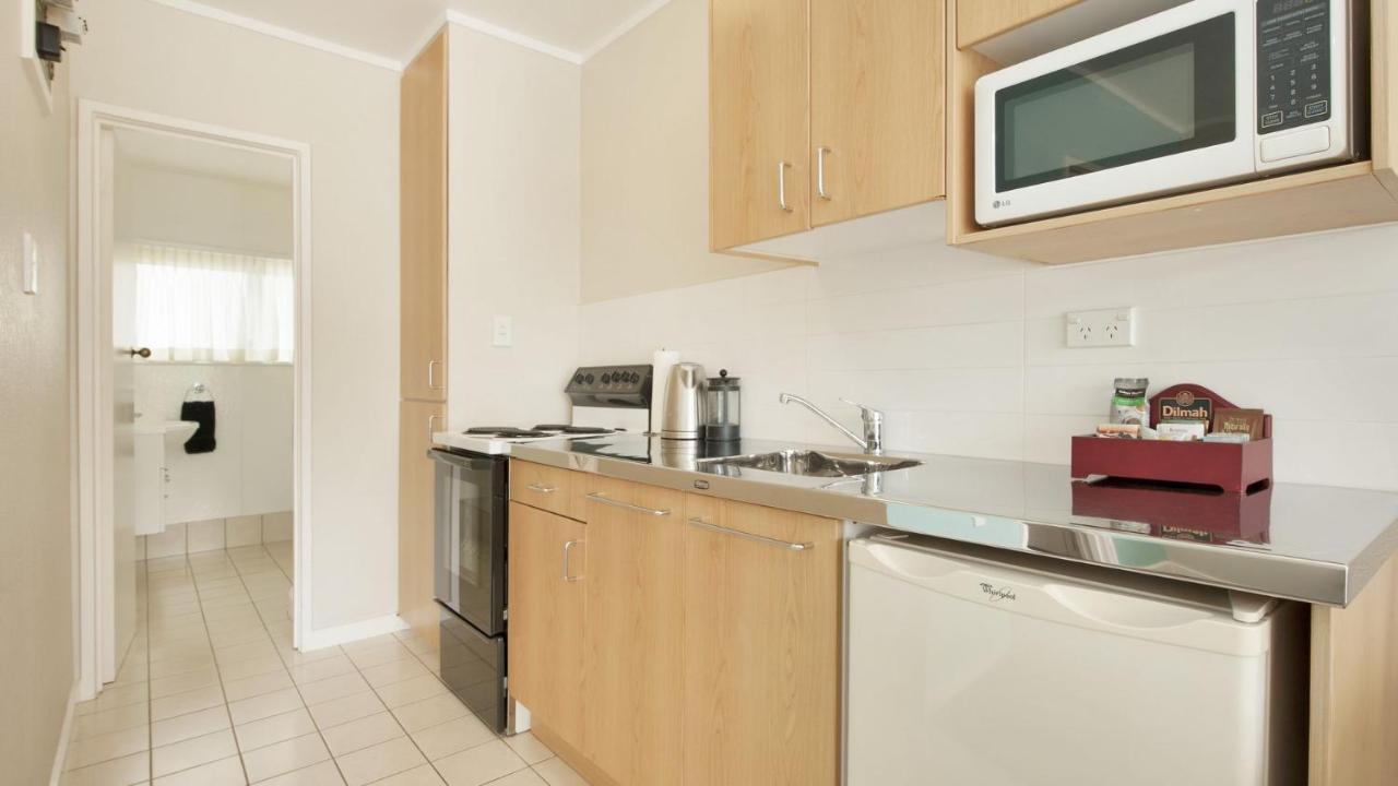 Hananui Lodge And Apartments Russell Exterior photo