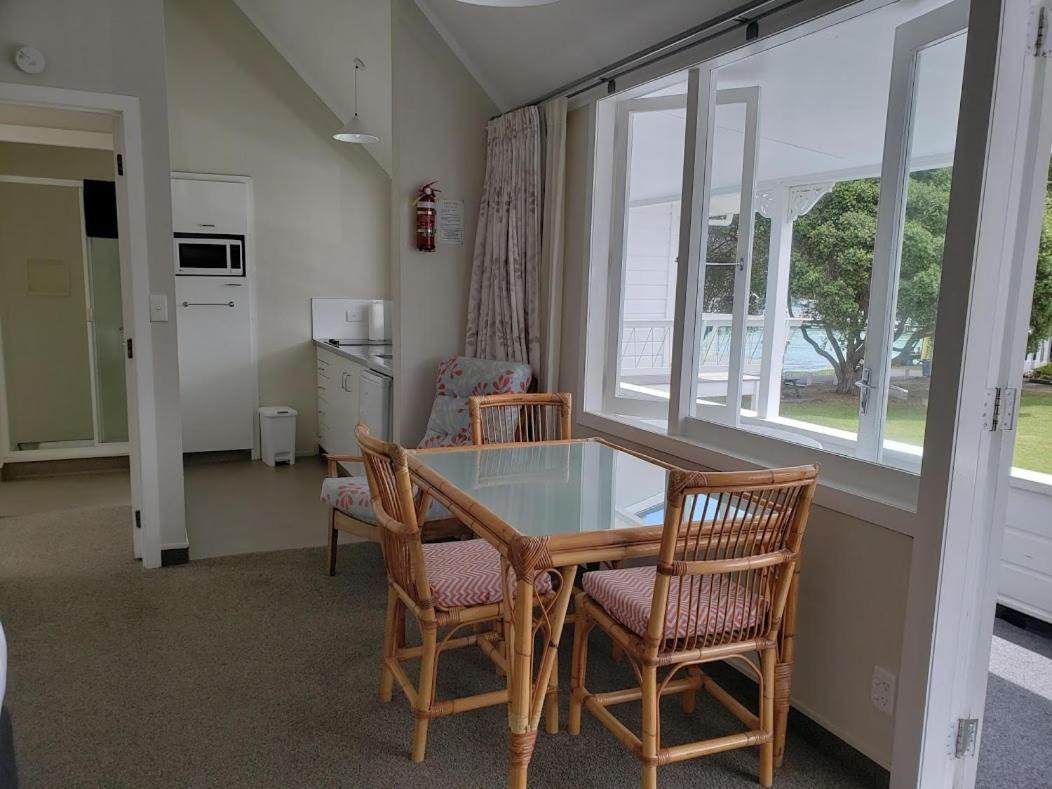 Hananui Lodge And Apartments Russell Exterior photo