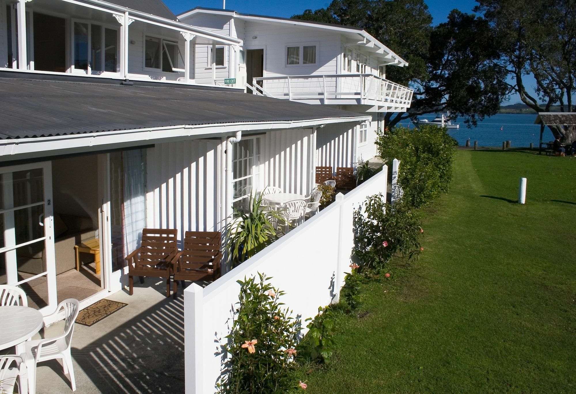 Hananui Lodge And Apartments Russell Exterior photo